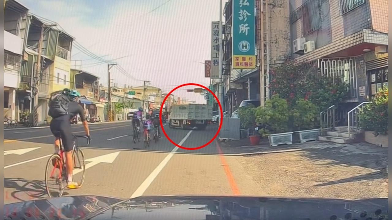 貨車違規迴轉！　害國小自行車隊慘摔　家長控駕駛冷漠