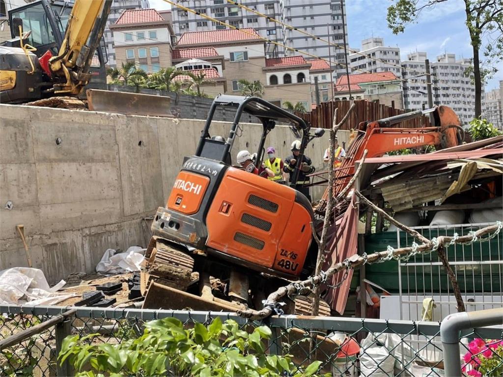 鐵道局工程挖掘機當起重機用　怪手翻覆駕駛遭壓
