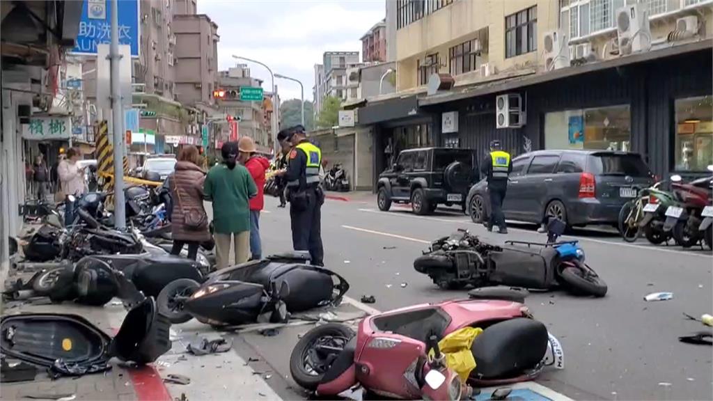 悚！休旅車突失控暴衝　沿路撞整排18輛機車四人傷