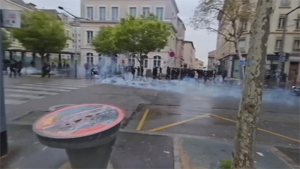 法國年改憲法通過 民眾氣爆再度上街