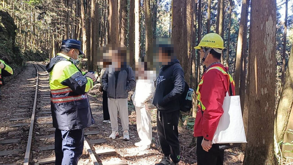 阿里山林鐵嚴格取締遊客違規行走軌道　半年已11人受罰