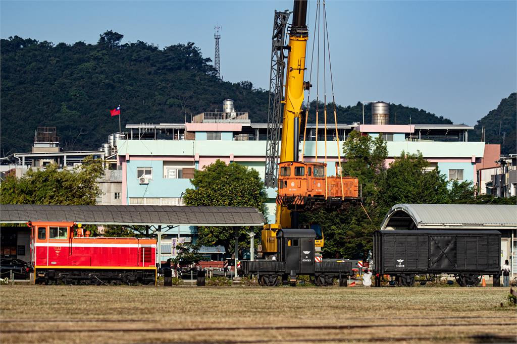 全台僅８輛！台鐵DL-2003號貨車移動機運抵哈瑪星鐵道園區
