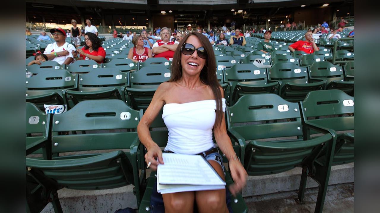 MLB／比大谷翔平還搶鏡？釀酒人「第一排艾咪」火辣身影成場邊焦點