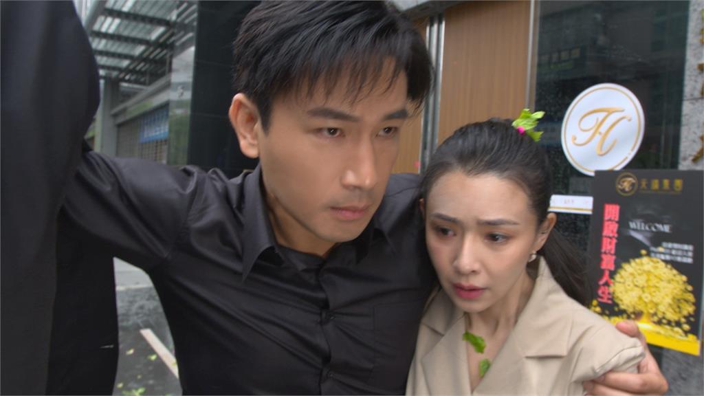 《愛的榮耀》吳婉君被群眾丟水球掛彩！傅子純劇中英雄救美被稱「里長」