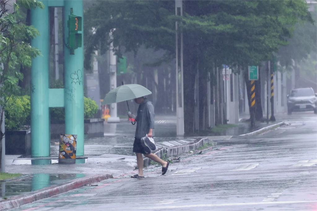 颱風走了！北市今下午5點恢復拖吊取締　停紅黃線快移車