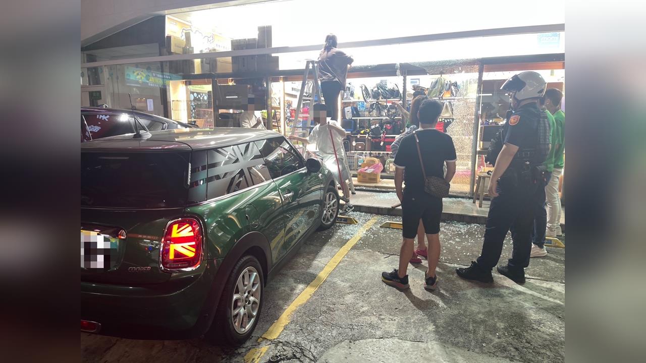 快新聞／嚇壞！板橋轎車暴衝　撞進寵物店「玻璃全碎」畫面曝