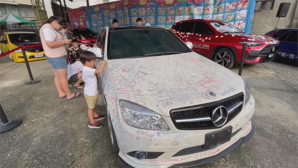 潮州歷史園區車展　白色報廢轎車當畫布供學童隨意作畫