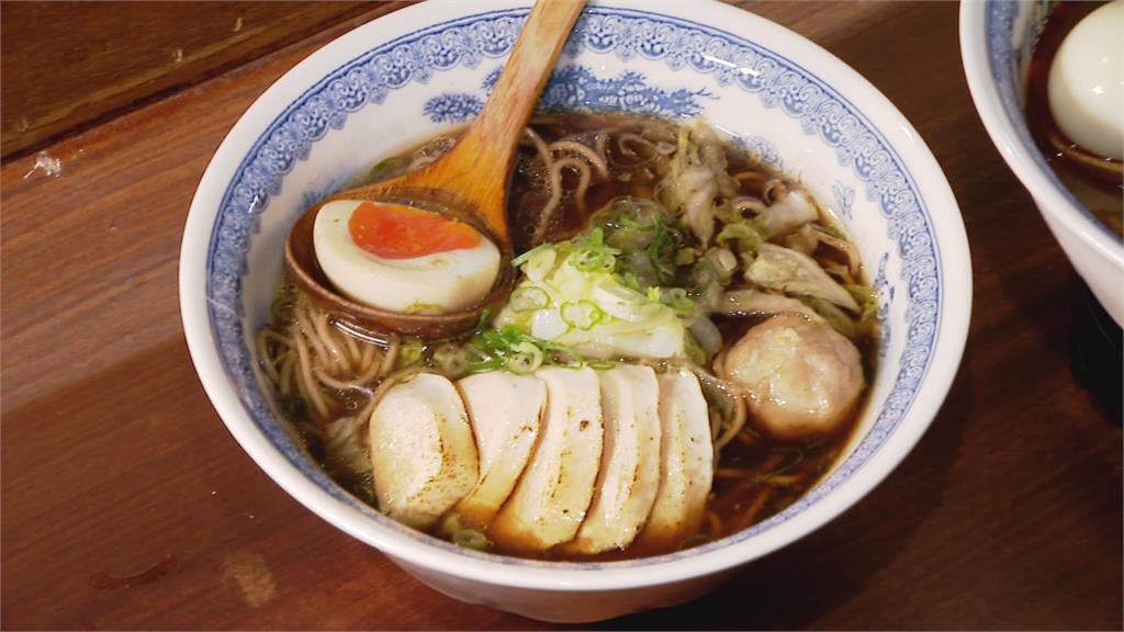 「仙草雞湯底」甘甜爽口　麵條被染烏黑！變身台式拉麵