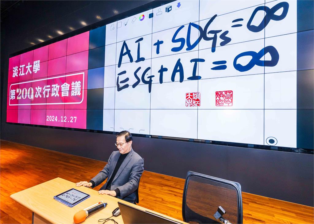 【淡江傳真】張炳煌用AI教書法 「智慧e筆」寫淡江尚強