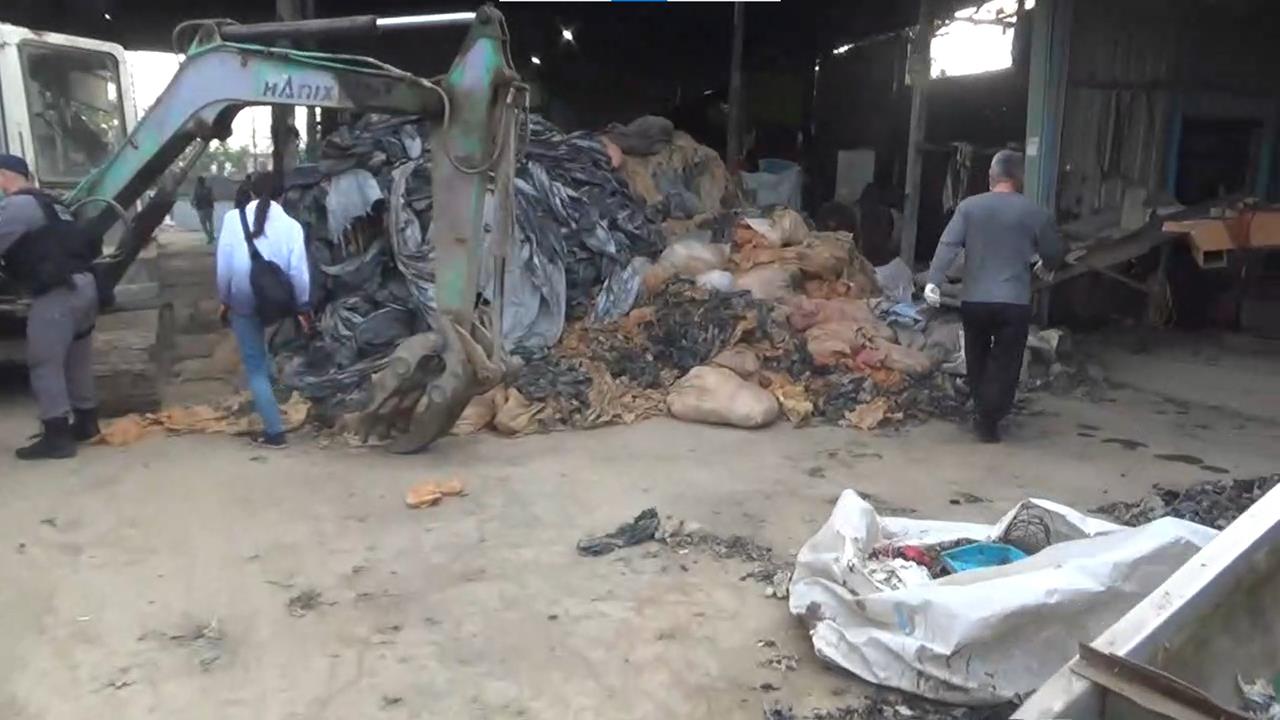 快新聞/台南非法「環保」工廠!牟利數千萬 塑膠堆成小山