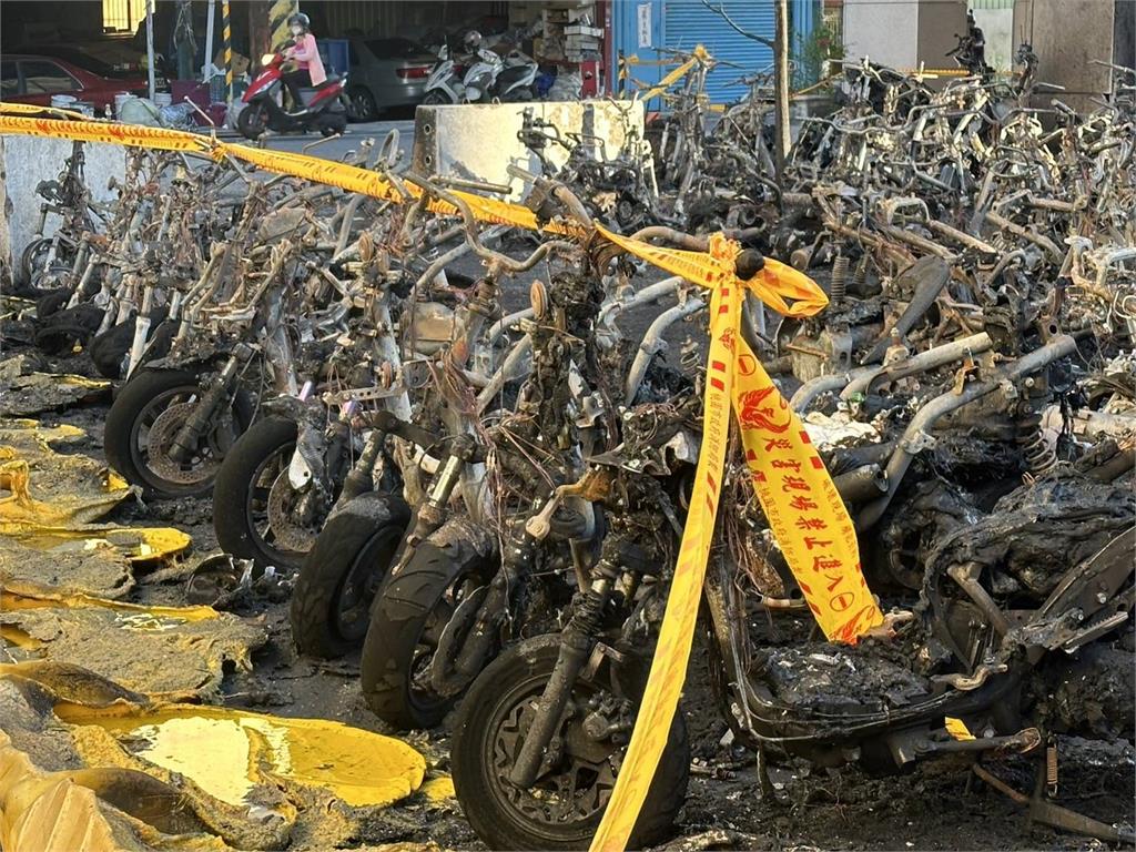 快新聞／驚！桃園大樓旁空地晚間大火　「84輛機車燒到剩殘骸」畫面曝光