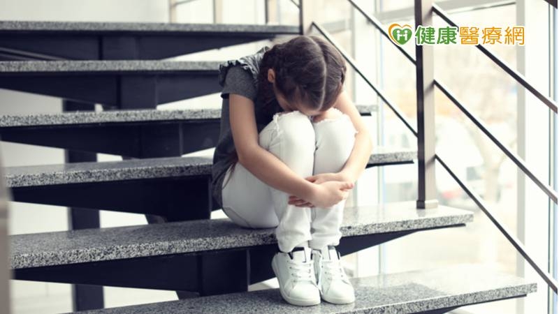 孩子「4現象」恐是憂鬱症上身！總說討厭學校、沒朋友注意了