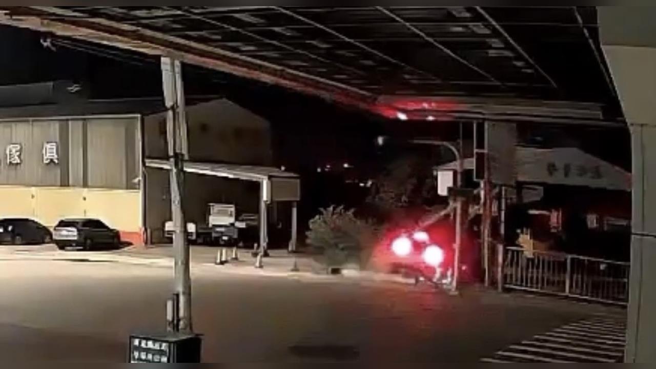 酒駕超速還逆向！轎車撞上吊車行　駕駛重傷不治