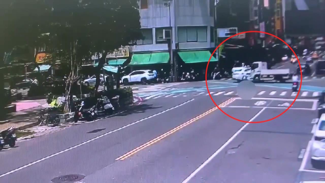 高雄新興紅綠燈突故障　小客車、貨車撞上　險波及旁小吃攤