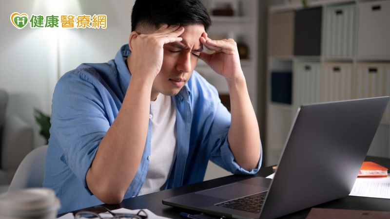 手機滑不停眼睛乾澀疲勞！醫師傳授護眼法則 &nbsp;這招比吃葉黃素有效