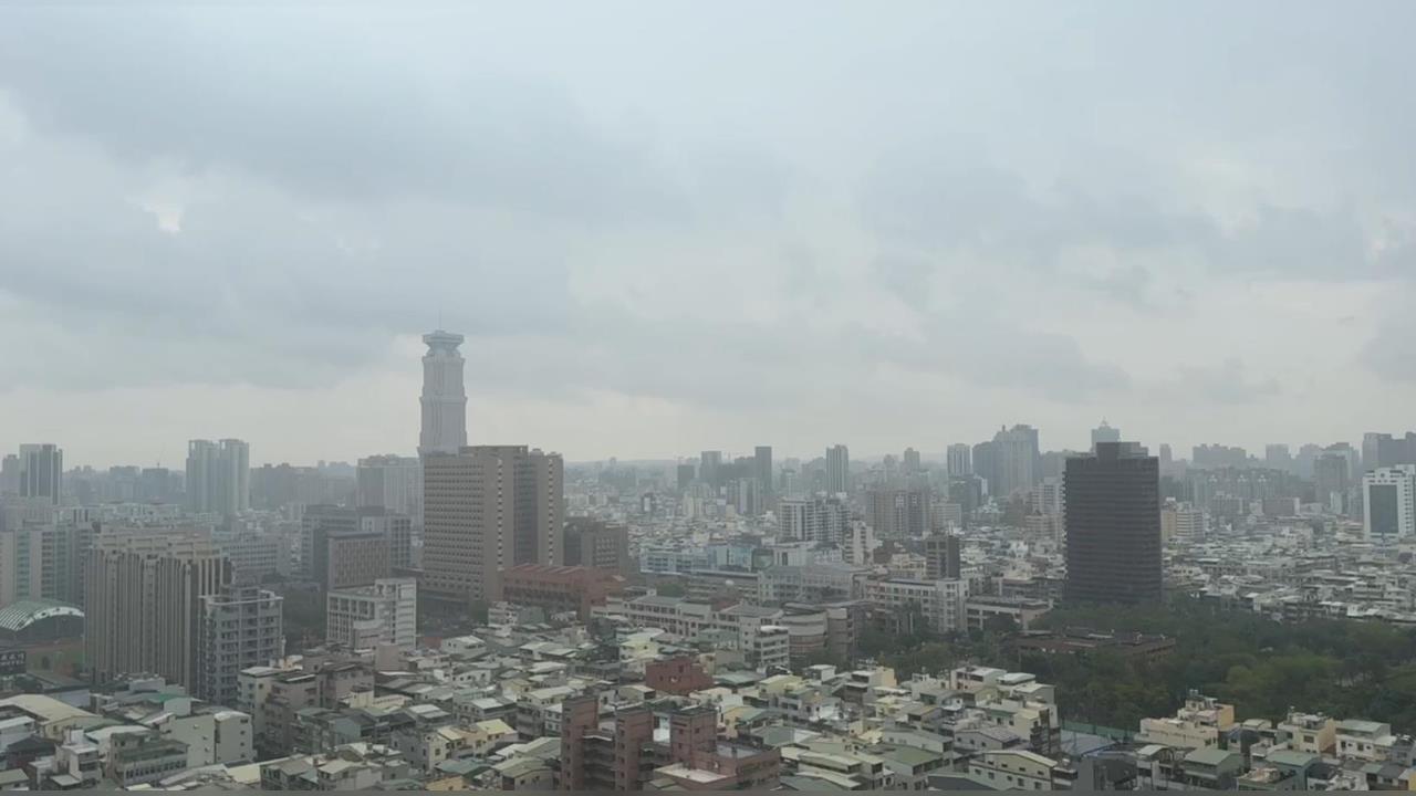 快新聞/大雷雨無情開炸!港都高雄瞬間成雨都 雷擊聲響全都錄