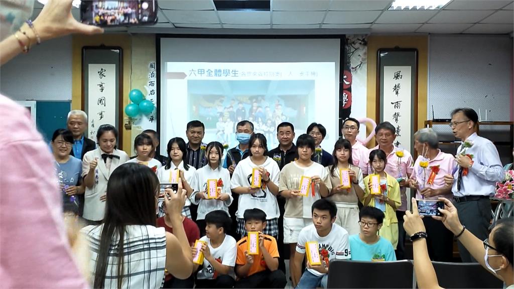 令人羨慕的畢業禮物　雲林這間國小畢業生每人1支新手機