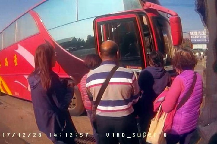 客運車頻頻急煞 乘客卻遭司機咆哮怒報警