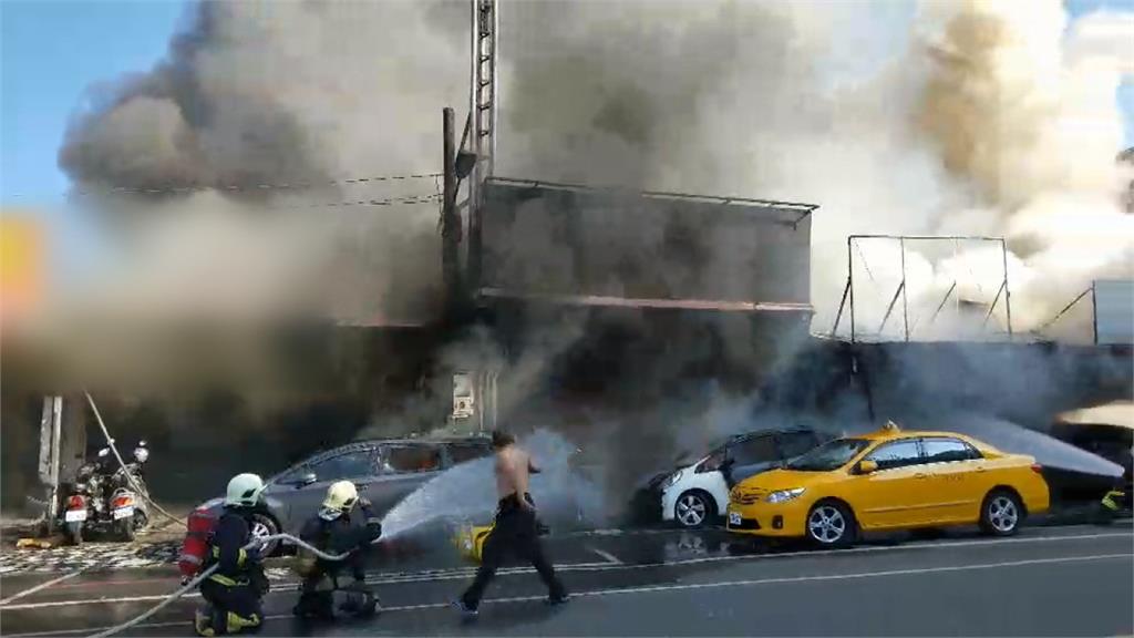 花蓮火車站前大火 燒毀3家租車行