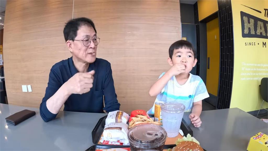 傳統南韓爺爺人生首嚐連鎖速食店　回家再嗑泡菜配白飯全家傻眼