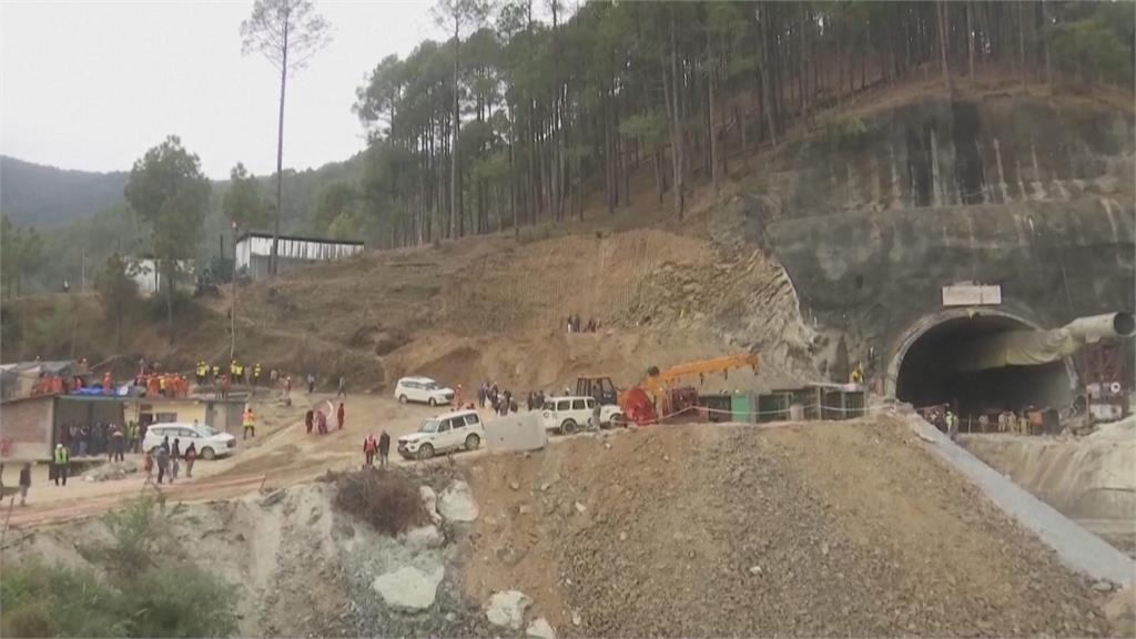 奇蹟！受困坍塌隧道17天　印度41工人獲救　重見天日