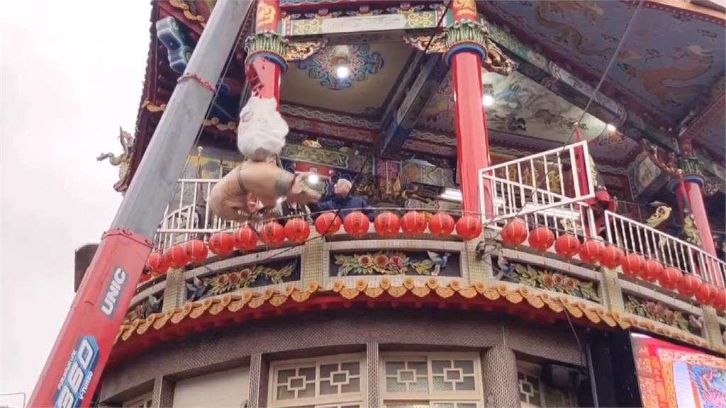 苗栗飛天神豬！　天雲廟吊掛上百公斤豬祭祀