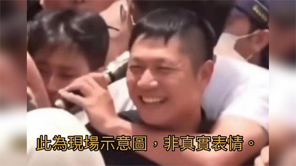快新聞／稱員警遭黃國昌勒脖還「燦笑」　藥師林士峰道歉了：照片是AI變臉