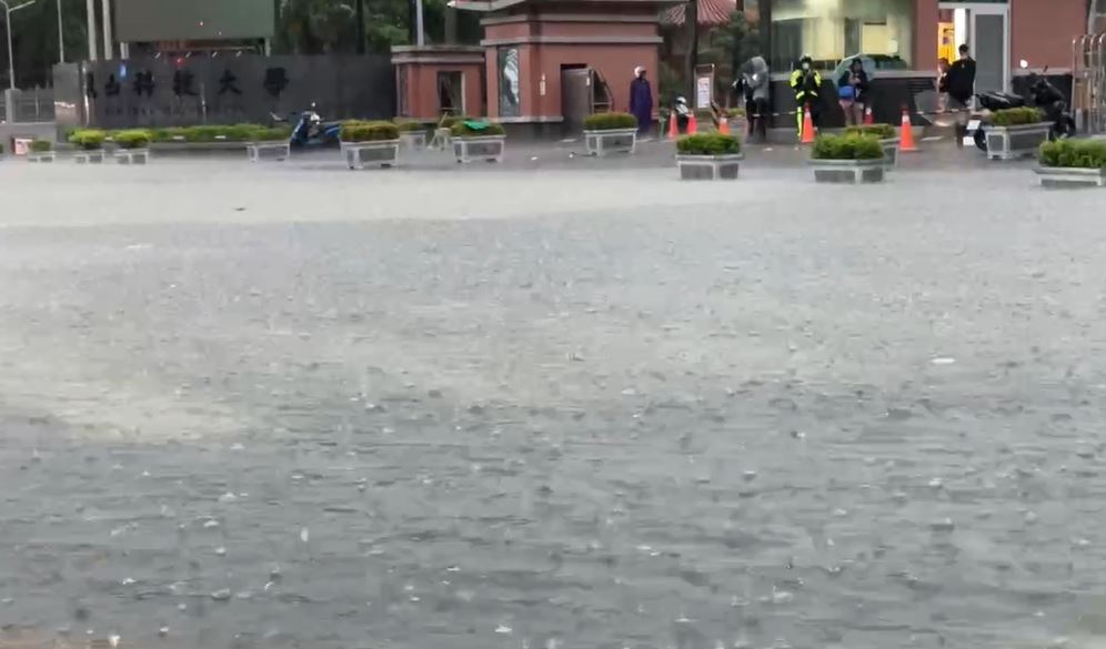 西南風影響12縣市豪雨特報！　氣象署曝雨恐要下到「這時候」