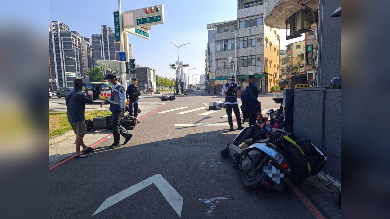 快新聞／又是七旬老翁！高雄75歲駕駛闖紅燈「暴衝」撞5機車