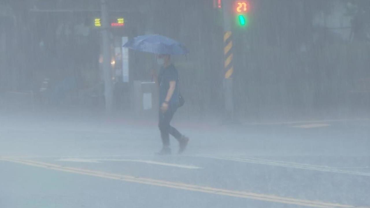 快新聞/快躲雨!14縣市大雨特報 一路下到晚上