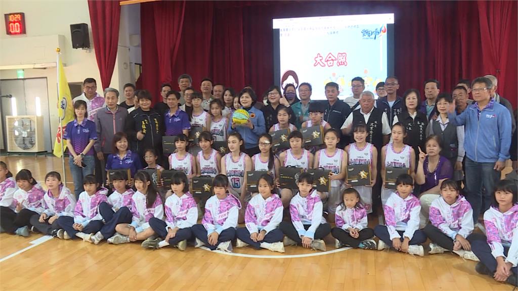 土庫國小女籃睽違21年奪冠　雲林縣長張麗善親授旗鼓勵選手