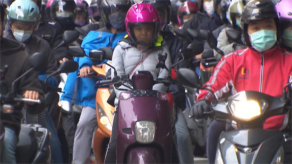機車族「冬天冷風狂灌」抖不停！內行推「1保暖神物」全場認證：只要恥力夠…