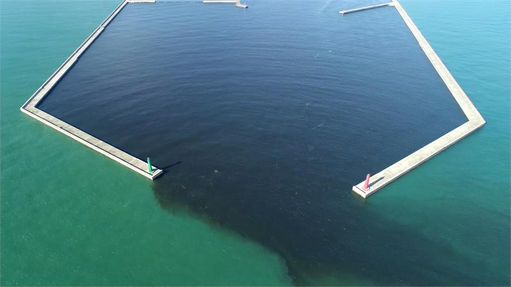 安平港驚見陰陽海 環保局：應是海藻增生