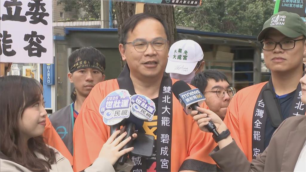 快新聞／助陣罷免葉元之！　王義川一張一張收連署：有信心超越目標