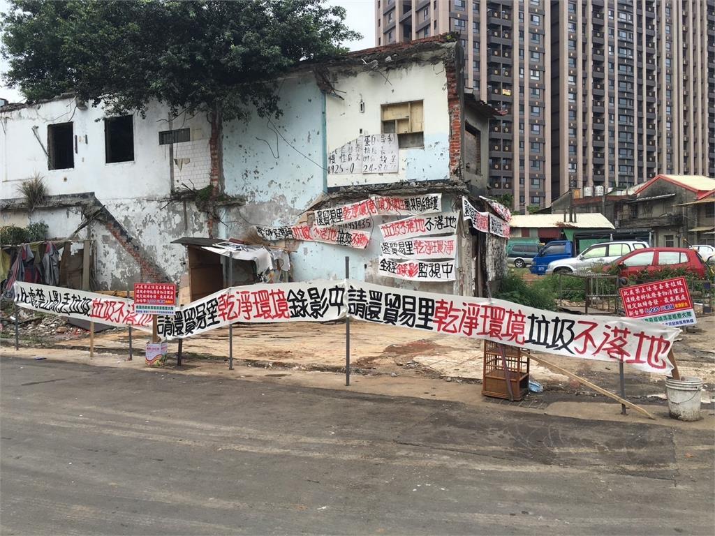 桃園忠貞市場攤商怨聲載道！　垃圾車無法進出、定點清運被抗議