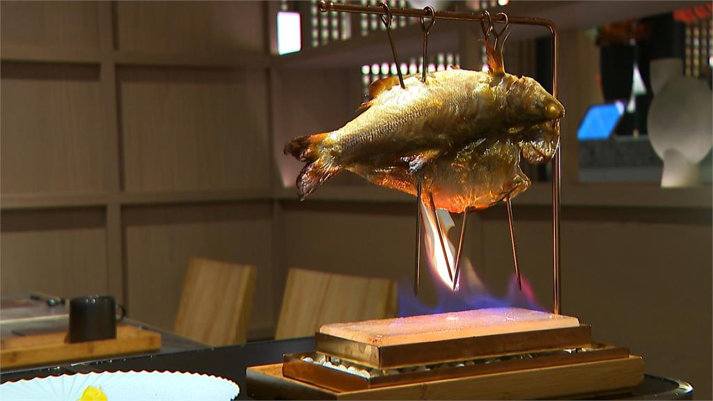 火焰午仔魚喚醒鹽磚鹹香　炙燒和牛棉花糖增添焦糖香