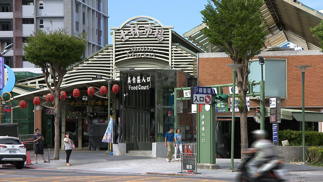 士林夜市驚見活春宮！夫妻美食街出口「脫褲激戰」民眾嚇壞　本人認：情緒高漲