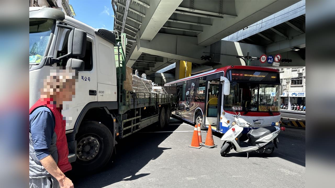 快新聞/又是外輪差!中和公車猛撞大貨車屁股 車門「破大洞」嚇壞乘客