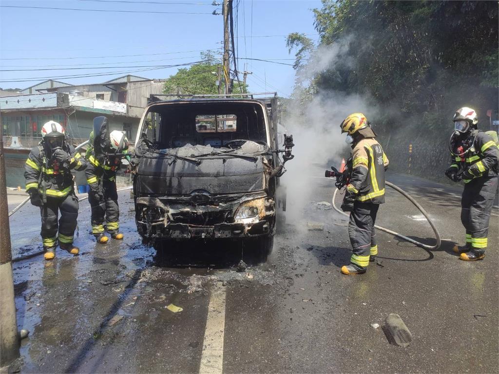 龜山小貨車載空壓機突起火　整輛燒剩骨架