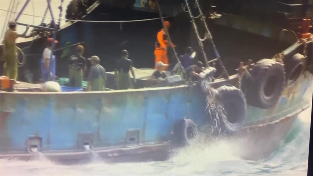 中國漁船越界捕魚　海巡隊強勢登船逮13人、漁獲全數海拋