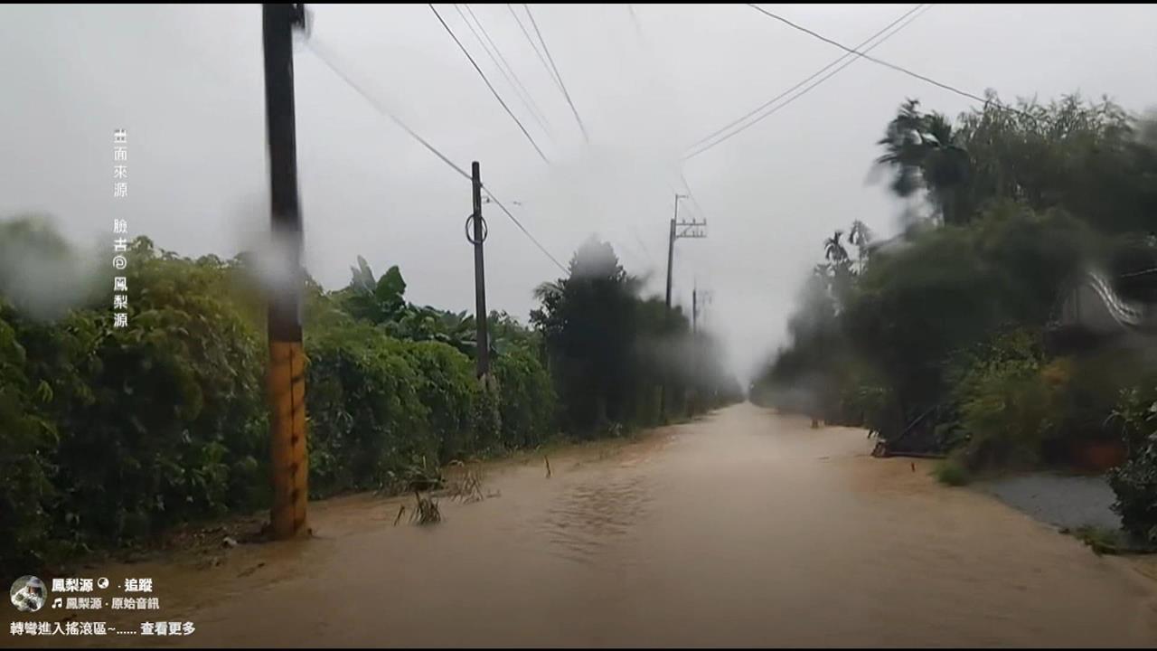 開車像划船！滾滾黃泥水淹沒道路　龍泉村泥水湧家園