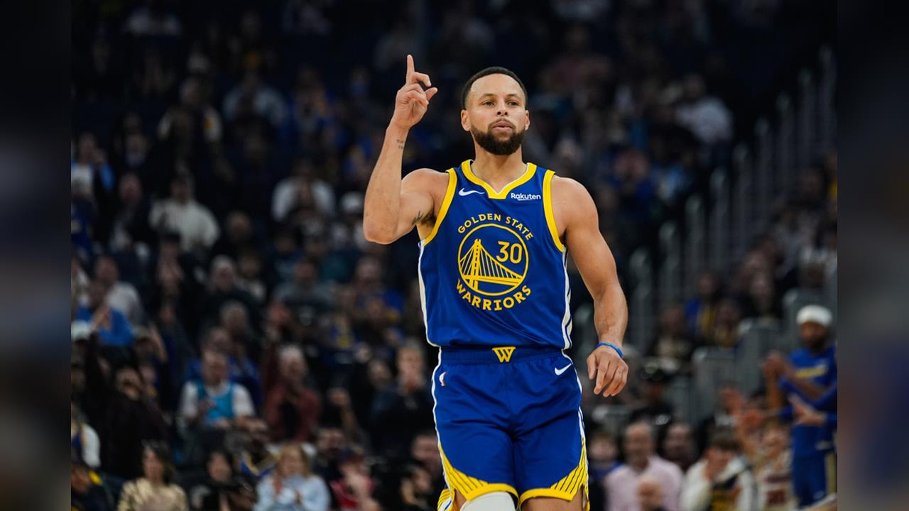 NBA(影)/真是顆不講理、遠得不得了的三分球!柯瑞熱身牛刀小試全場都看呆了