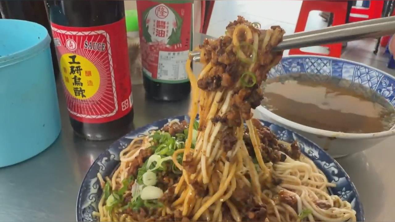 飽到天靈蓋！高雄「爆量麻醬乾麵」50元　屏東豬血湯25元