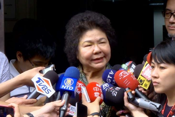 上任後首赴立法院 陳菊拜會民進黨團溝通軍改