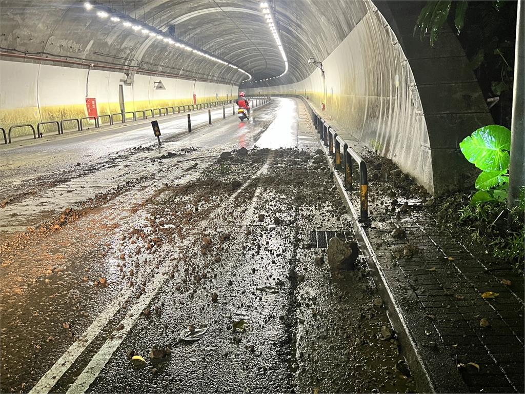 快新聞／豪大雨釀土石滑落　內湖康樂隧道東西向暫時封閉