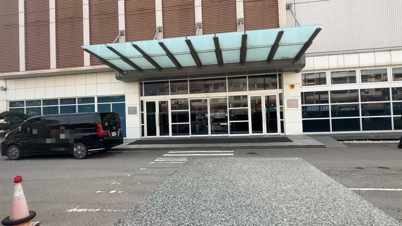 太扯！孩童哭鬧被飯店接駁車半路被丟 業者:已懲處司機