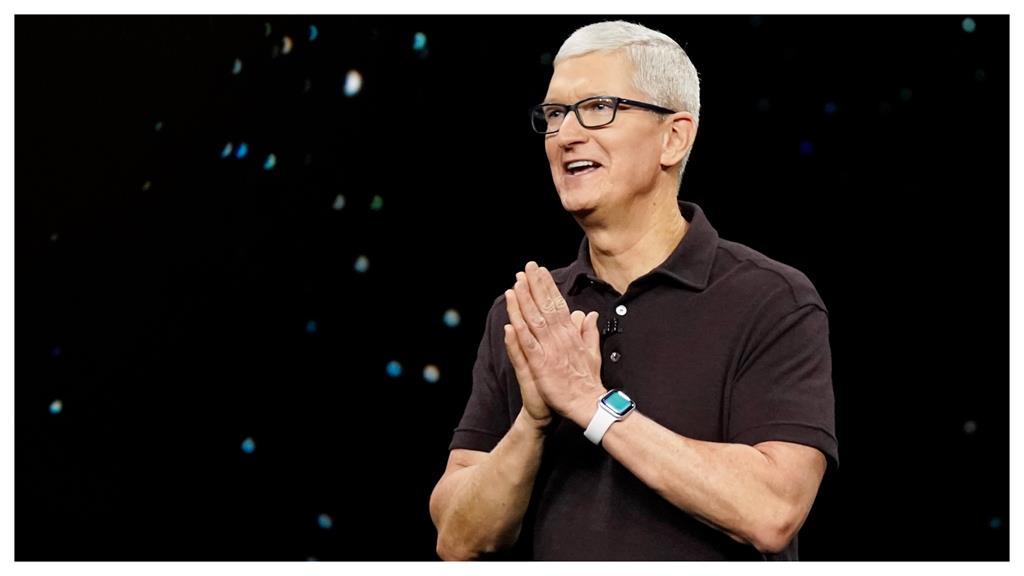 蘋果執行長被降薪36%「只」拿19.6億　網：因為<em>iPhone</em> 15系列