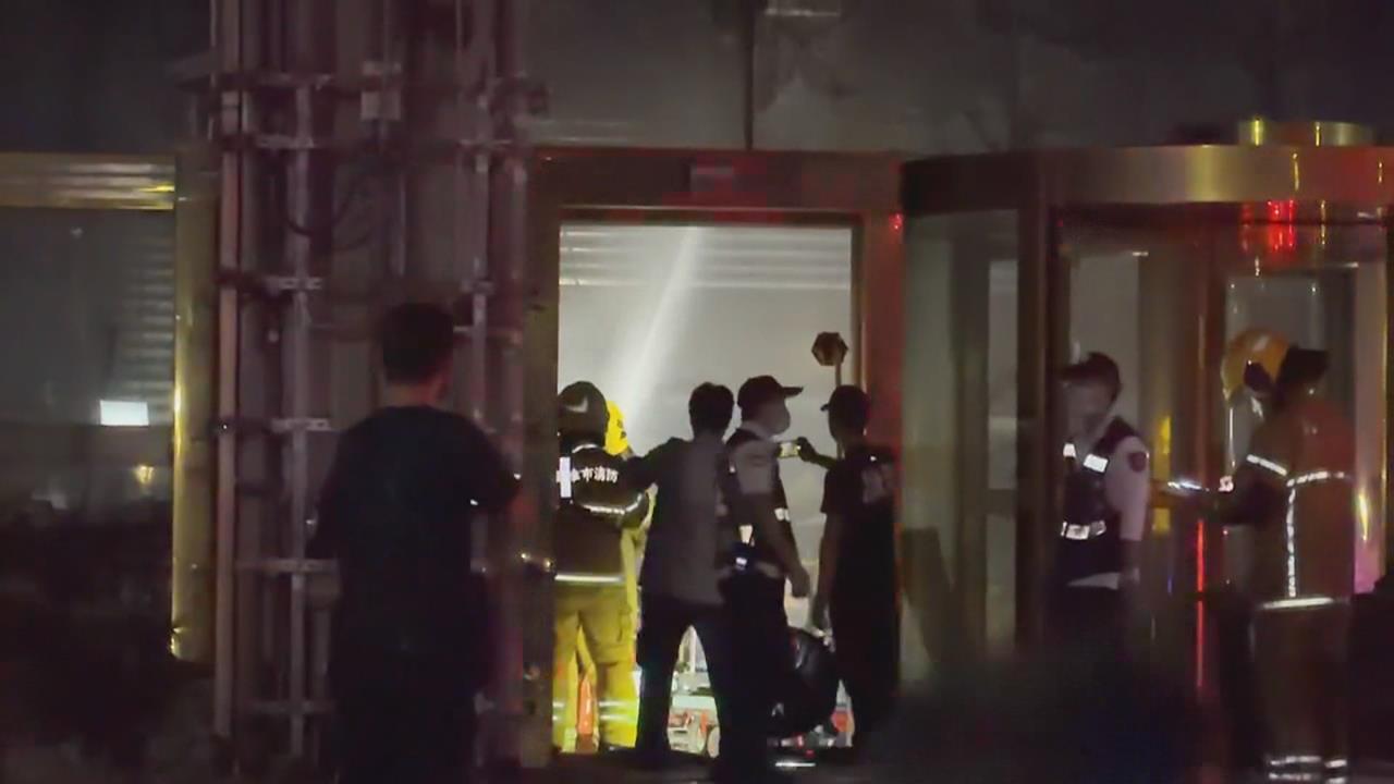 高雄85大樓深夜火警！　「艾美酒店」施工雜物突竄火煙