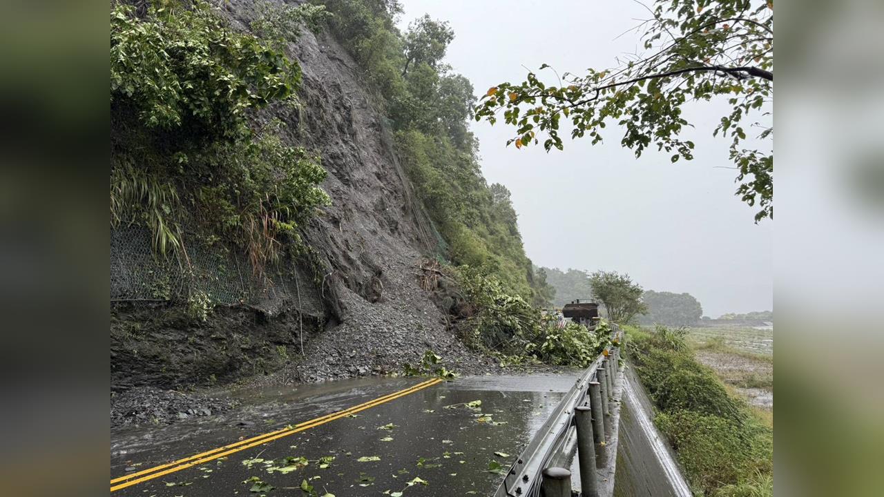 七星嶺步道湧泥流！　台7線土石坍方一度「雙向中斷」