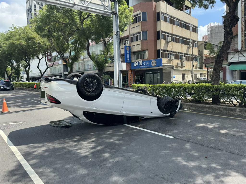 快新聞／一早就喝茫？賓士男自撞分隔島翻車　渾身酒味下場慘了